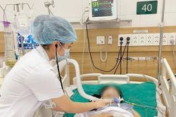 Hai người phụ nữ liệt toàn thân sau tiêm botox làm đẹp