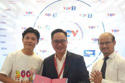 Nhạc sĩ Nguyễn Văn Chung trao tặng Đài Tiếng nói Việt Nam 300 bài hát thiếu nhi