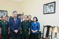 Tổng Bí thư dâng hương tưởng niệm Chủ tịch Hồ Chí Minh tại Di tích nhà số 48 phố Hàng Ngang