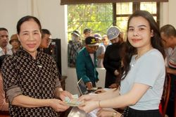 Người dân Nghệ An rộn ràng đi nhận quà 100.000 đồng mừng Tết Độc lập