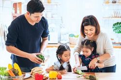 Bình đẳng giới là câu chuyện sống động diễn ra trong căn bếp gia đình