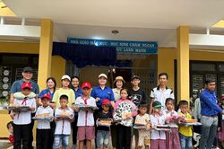 Chi đoàn Báo Huế ngày nay tổ chức nấu ăn và trao quà cho các em học sinh xã A Lưới 4