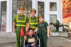 Công an phường Ngọc Hà dùng xe chuyên dụng hỗ trợ, đưa các cụ già, cựu chiến binh đến Quảng trường Ba Đình