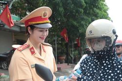 CSGT Thái Nguyên phát nước miễn phí cho người dân dịp Quốc khánh 2/9