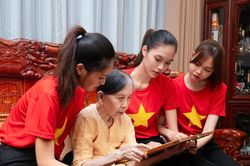 Thí sinh Vietnam's Next Top Model kể chuyện thanh niên Việt Nam bằng video ngắn
