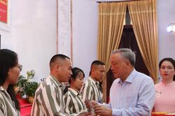 Phó Thủ tướng Thường trực Nguyễn Hòa Bình dự Lễ công bố Quyết định đặc xá tại Trại giam Phú Sơn 4
