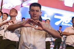 Bộ đội cùng người dân mở 'concert' trên phố Hà Nội