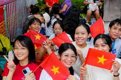 Người dân trải bạt, che ô, ngồi giữa mưa ở Hà Nội, chờ xem diễu binh, diễu hành mừng Đại lễ 2/9