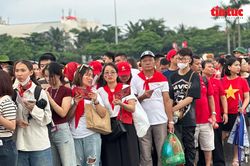 Biển người háo hức sẵn sàng 'cháy hết mình' tại Concert Quốc gia