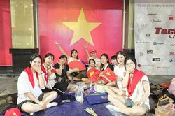 Chùm ảnh: Người dân 'xí chỗ' chờ xem diễu binh Quốc khánh 2/9