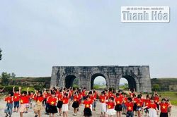 Thành nhà Hồ thu hút đông đảo du khách trong kỳ nghỉ lễ