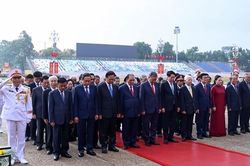 Lãnh đạo Đảng, Nhà nước, Bộ Công an vào Lăng viếng Chủ tịch Hồ Chí Minh