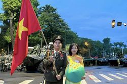 Chị giáo viên, em học viên trường An ninh cùng tham gia diễu binh A80