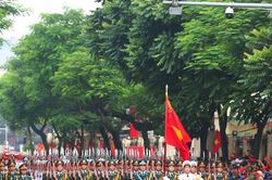 Người dân cả nước hòa nhịp cùng bước chân đoàn quân hùng tráng