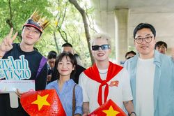 'Hoàng tử châu Á' Lee Kwang Soo diện nón lá khi đến Việt Nam