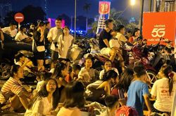 Trung tâm quá tải, người dân chọn Lê Quang Đạo – Trường đua F1 để xem đoàn xe pháo quân sự