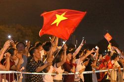 Hà Nội rộn ràng trong đêm không ngủ, chờ đón đoàn xe diễu binh A80 tiến về Quảng trường Ba Đình
