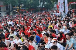 Hàng ngàn người dân thủ đô tập trung trước màn hình lớn theo dõi sự kiện A80