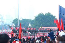 Biển người háo hức trước nghi thức bắn 21 phát đại bác mở màn lễ diễu binh, diễu hành