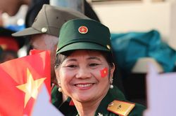 Người dân hân hoan, hát vang những ca khúc cách mạng dọc các tuyến đường đoàn diễu binh đi qua