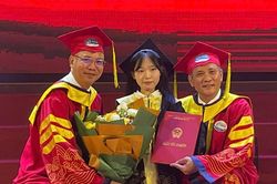 Hành trình không gục ngã của nữ sinh 'tí hon' được trường đại học đặc cách mời ở lại