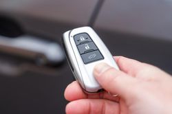 Dấu hiệu cảnh báo chìa khóa thông minh ô tô sắp hết pin và cách thay thế