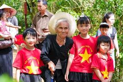 Nhiều gia đình về quê Bác dịp Quốc khánh, nuôi dưỡng tình yêu nước cho con trẻ