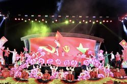 Lai Châu: Tưng bừng đêm hội 'Niềm tin son sắt - Vững bước tương lai'