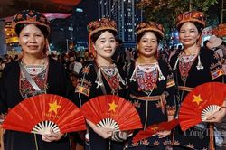 Chùm ảnh: Sắc màu dân tộc hòa cùng biển người thức trắng đêm xem diễu binh, diễu hành A80