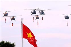 Màn trình diễn của các biên đội máy bay mở đầu chương trình diễu binh A80