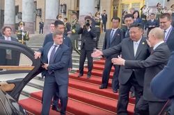 Ông Putin và ông Kim đi cùng siêu xe đến địa điểm họp song phương