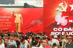 Biển người đổ về triển lãm 80 năm thành tựu, nhiều học sinh tranh thủ tham quan trước khai giảng