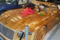 Bentley gỗ khổng lồ được rao bán gần 100.000 USD