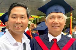 Cụ ông có 3 tấm bằng đại học ngành y dược, tốt nghiệp bác sĩ ở tuổi 75