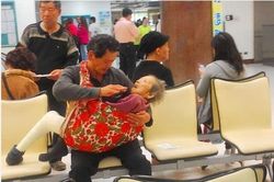 Điều tra viên cõng mẹ già đi viện suốt chục năm trời gây bão mạng