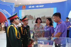 Trung tướng Tạ Quang Khải, Phó Viện trưởng VKSND tối cao, Viện trưởng VKSQS Trung ương tham quan gian trưng bày của VKSND