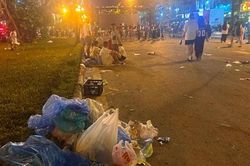 Ngổn ngang rác thải sau màn pháo hoa tại hồ Văn Quán