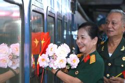 Người dân nghẹn ngào tiễn bước những người lính A80 tại ga Hà Nội