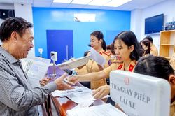 Giảm 30% phí, lệ phí đăng ký xe và rút ngắn thời gian cấp, đổi giấy phép lái xe