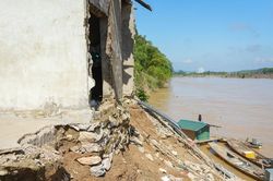 Sau bão, người dân xã Con Cuông bị sông 'ăn' vào tận vách nhà