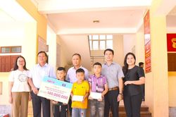 Báo và phát thanh, truyền hình Nghệ An phối hợp với các doanh nghiệp trao hỗ trợ tại vùng lũ Mỹ Lý, Keng Đu trước thềm năm học mới