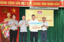 Báo và phát thanh, truyền hình Nghệ An, Khánh Hòa kết nối doanh nghiệp trao hỗ trợ đồng bào bị thiệt hại bởi lũ lụt tại xã Con Cuông