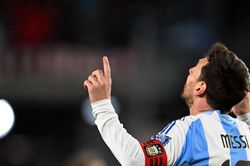 Messi suýt lập hat-trick trong trận cuối cùng trên sân nhà cùng Argentina