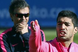 Luis Suarez xin lỗi vì 'phun mưa' vào huấn luyện viên đối thủ