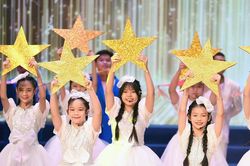 Gần 30 triệu học sinh, thầy cô hát Quốc ca trong Lễ khai giảng chung