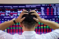 VN-Index giảm sâu khi chạm đỉnh mốc 1.700 điểm