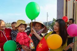 Trẻ em vùng bão, lũ Nghệ An hân hoan trong ngày khai giảng