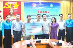 Trao tặng hơn 18.000 sách giáo khoa cho học sinh vùng lũ