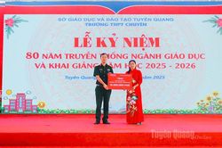 Viettel Tuyên Quang trao tặng Quỹ khuyến học Trường THPT Chuyên Tuyên Quang 10 triệu đồng nhân dịp khai giảng năm học mới