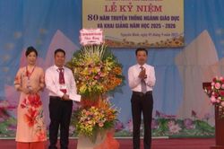 Chủ tịch HĐND tỉnh Bế Thanh Tịnh dự Lễ khai giảng năm học 2024 - 2025 tại Trường Phổ thông Dân tộc nội trú THCS Nguyên Bình